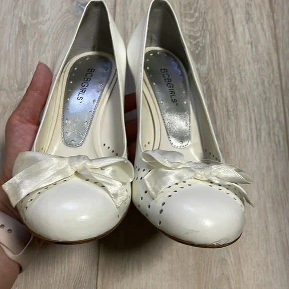 BCBGirls white leather heels w/satin bow* - Picture 9 of 9